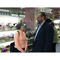 Наталия Боброва обсуждает новый выпуск журнала "Узамбарская Фиалка" с В.Н. Калгиным